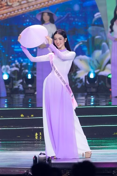 Theo Tiền Phong, chính Hoài Nam từng hoài nghi về khả năng của bản thân khi đứng trước những sân khấu lớn. “Tôi không nghĩ mình đủ mạnh mẽ để bước ra sân khấu lớn như thế”, cô nhớ lại thời điểm quyết định tham gia Hoa khôi Sinh viên Việt Nam 2024. Tuy nhiên, khát vọng thử thách bản thân và ước mơ vươn xa đã giúp cô vượt qua rào cản tâm lý, để rồi giành danh hiệu Á khôi 2. Ảnh: FB Hoài Nam.