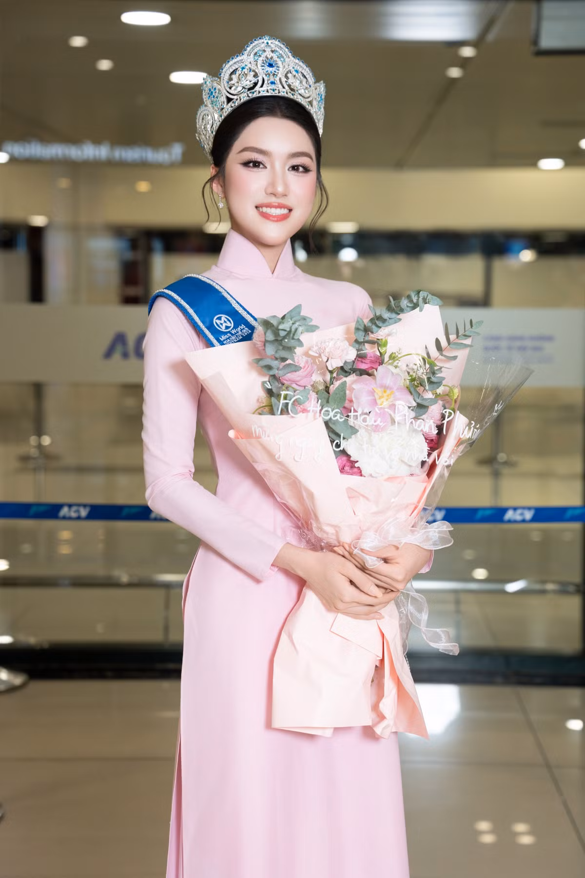 Sau đăng quang, Phan Phương Oanh cùng hai Á hậu tích cực tham gia nhiều hoạt động như gặp gỡ báo chí, trình diễn thời trang, xuất hiện tại các sự kiện giải trí và giao lưu cùng sinh viên. Lịch trình dày đặc là thử thách đầu tiên mà cô phải thích nghi trong vai trò mới.