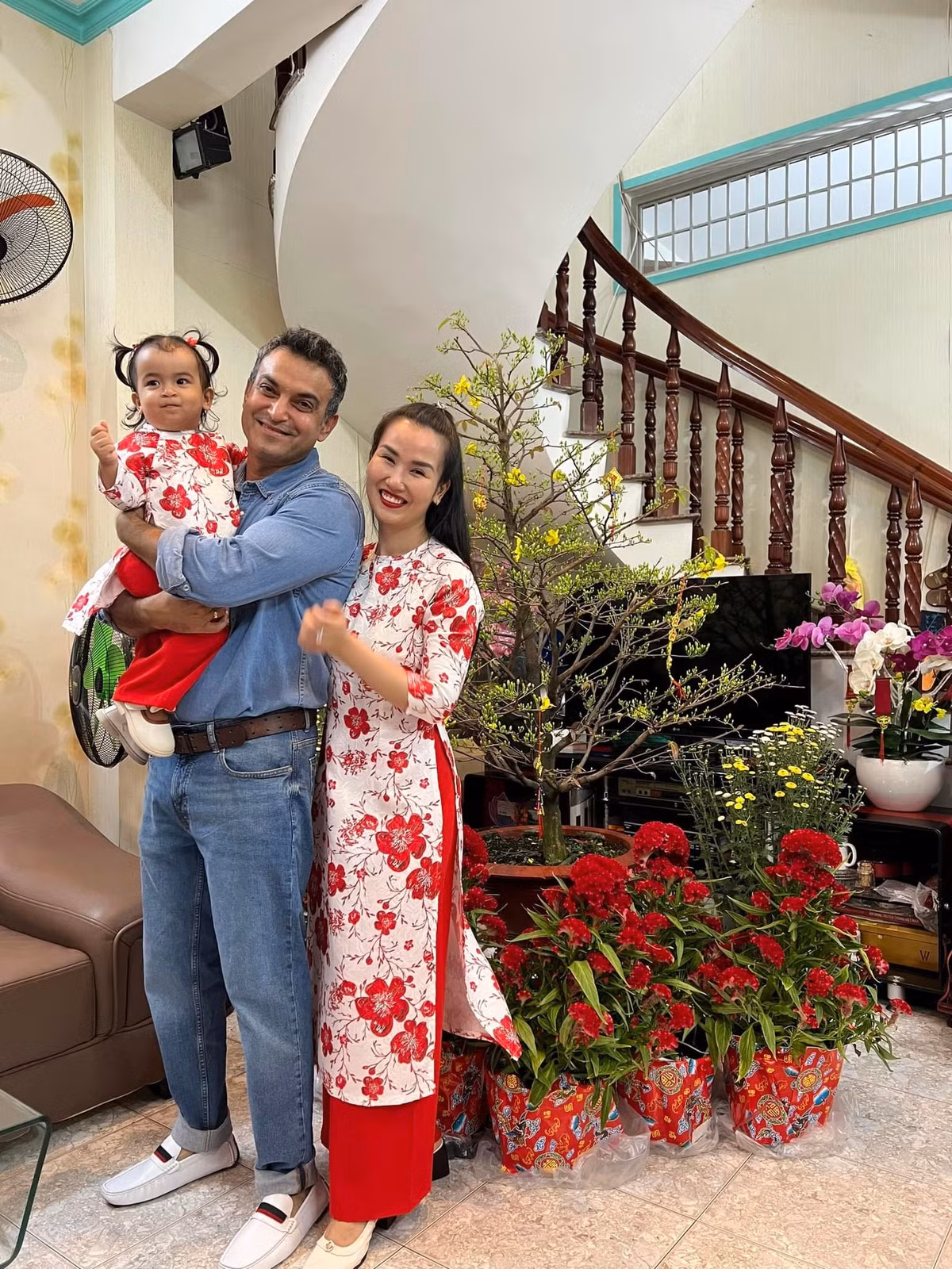 Chồng Võ Hạ Trâm phấn khởi khi được chụp hình với cây mai, cây đào, đi chúc Tết, cùng lên chùa thắp nhang.Ảnh: FB Võ Hạ Trâm.