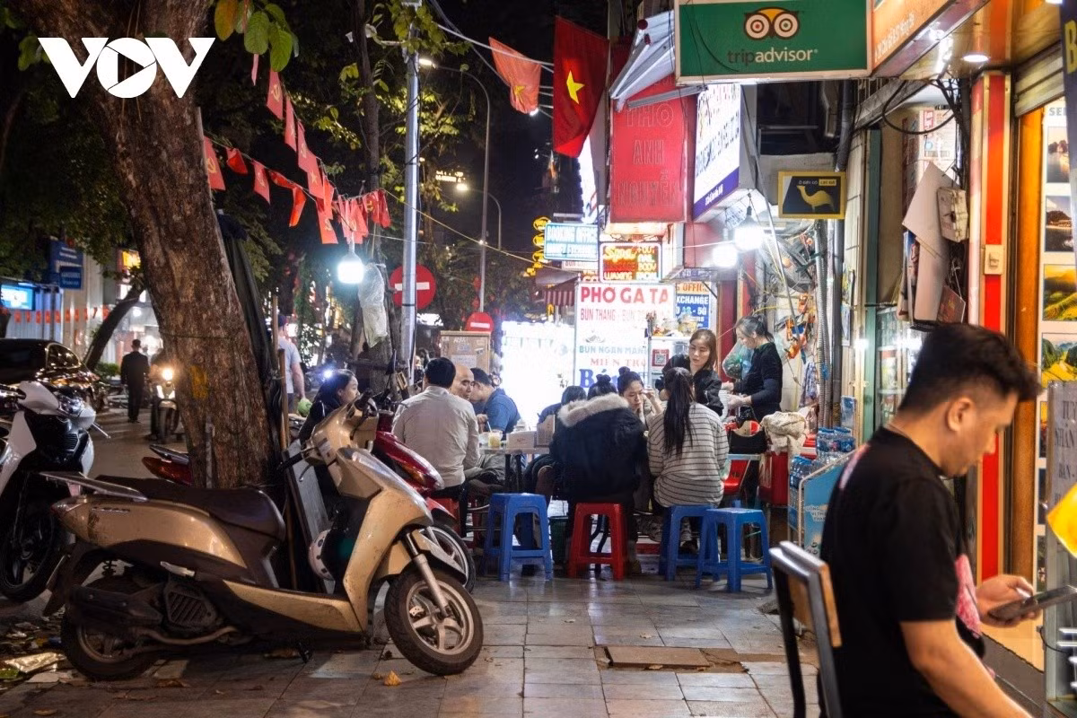 Về đêm, tình trạng lấn chiếm vỉa hè tại nhiều tuyến phố trên địa bàn phường Hoàn Kiếm vẫn diễn ra công khai, ngang nhiên, như chưa hề có chiến dịch ra quân lập lại trật tự. Thậm chí, một số chủ quán còn kê bàn ghế chắn ngang lối đi, chiếm trọn phần vỉa hè vốn dành cho người đi bộ, như ghi nhận trong hình.