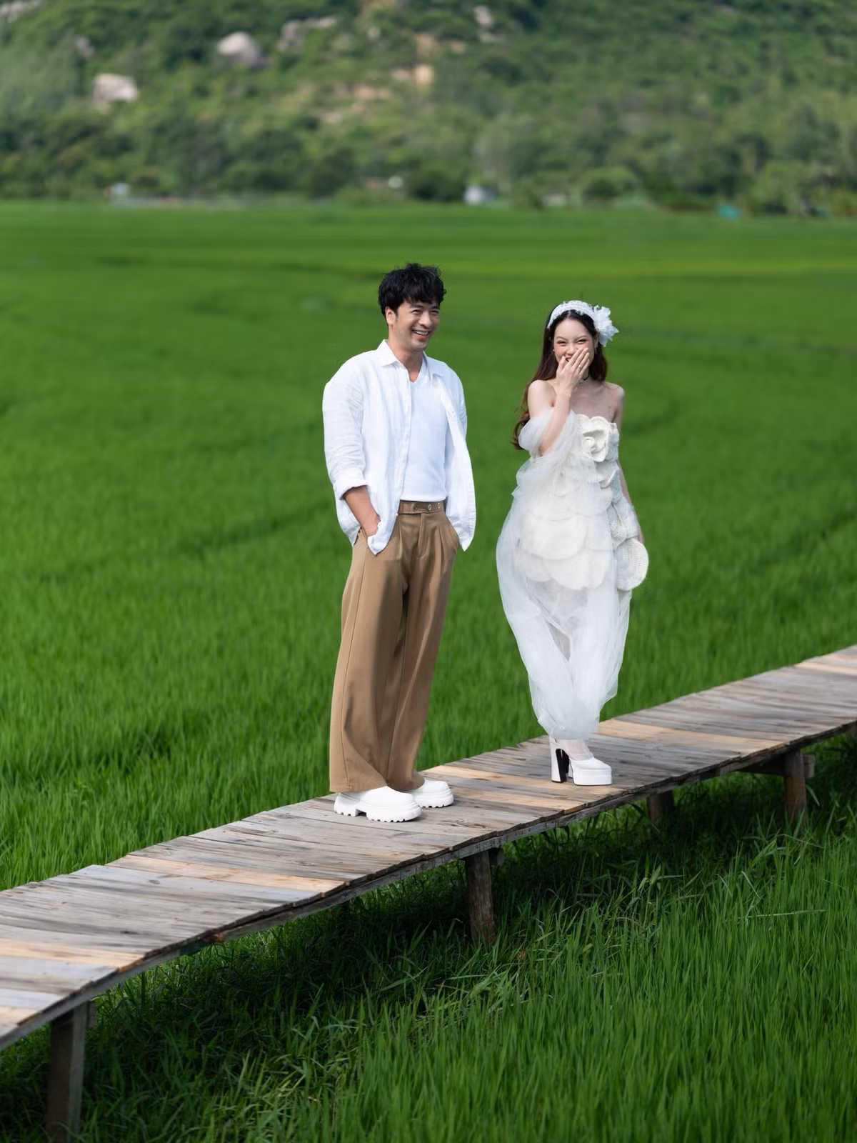 Cặp đôi nhắn nhủ các khách mời: "Niềm vui ngày cưới của Tài và Ngọc chỉ thật sự trọn nghĩa khi có những người thương bên cạnh. Từng ánh nhìn, nụ cười và cái ôm của quý vị là sự nâng đỡ ân tình, là món quà mà hai vợ chồng trân trọng suốt hành trình dài phía trước". Ảnh: FB Đoàn Minh Tài.