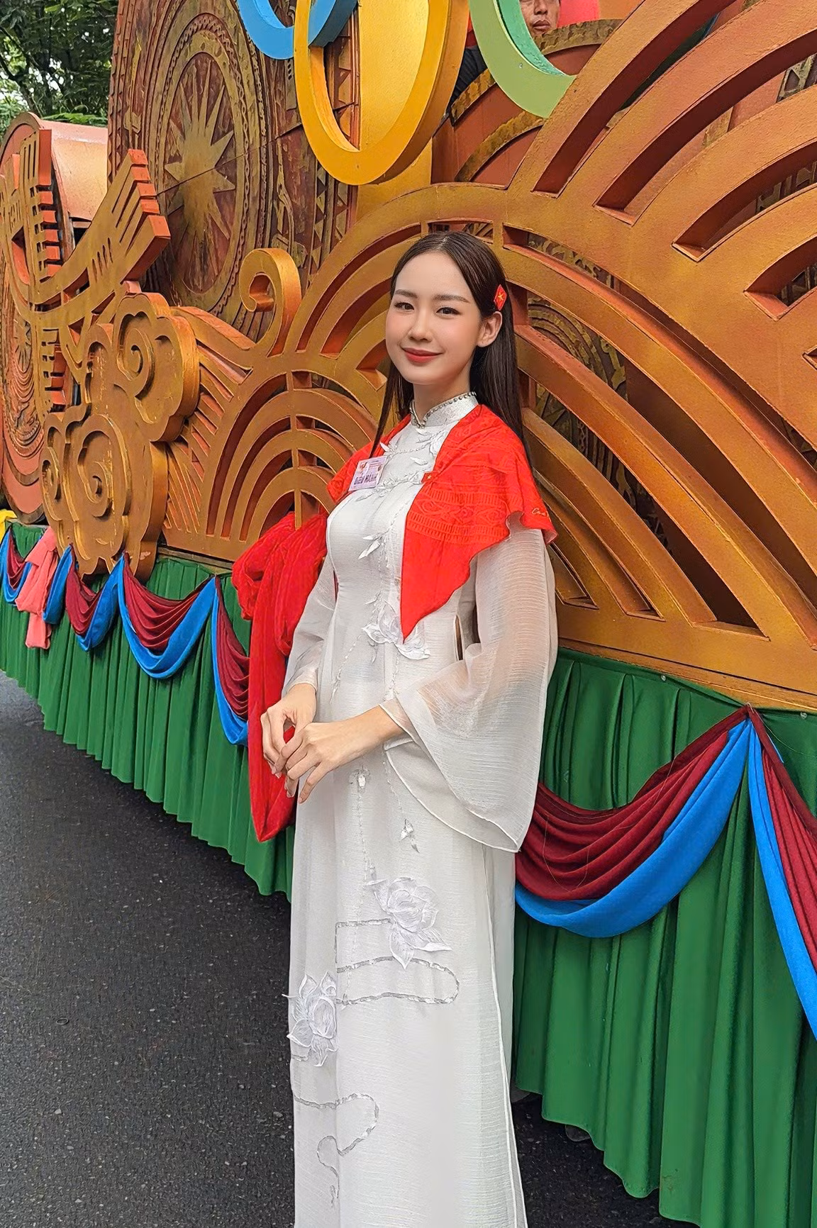 “Dù chưa đến ngày lễ chính thức nhưng cảm xúc của Bảo Ngọc cũng như tất cả anh chị em nghệ sĩ, các anh chị em ở các khối diễu binh diễu hành và cả người dân tại Hà Nội đều rộn ràng, háo hức”, Bảo Ngọc chia sẻ. Ảnh: Sen Vàng.