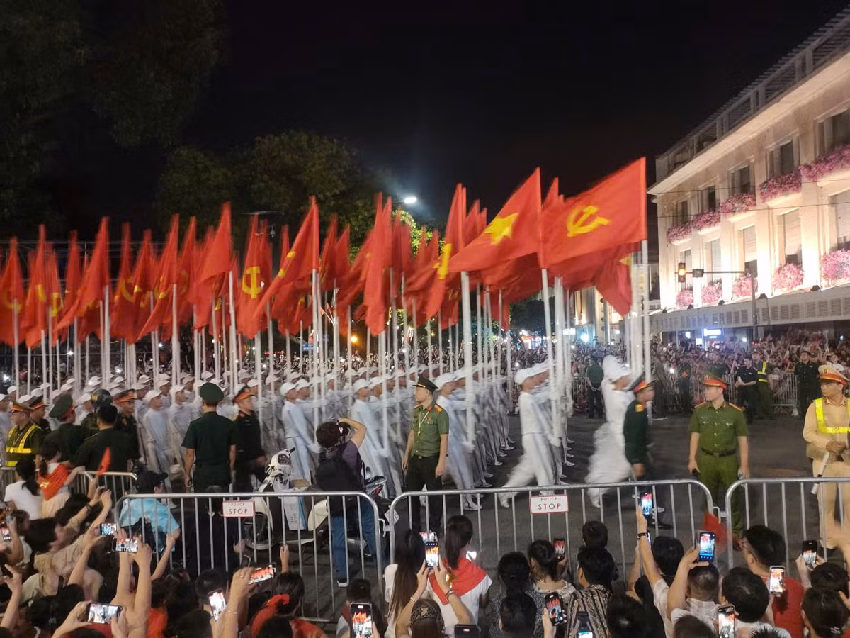 Người dân chào đón các khối diễu binh, diễu hành.