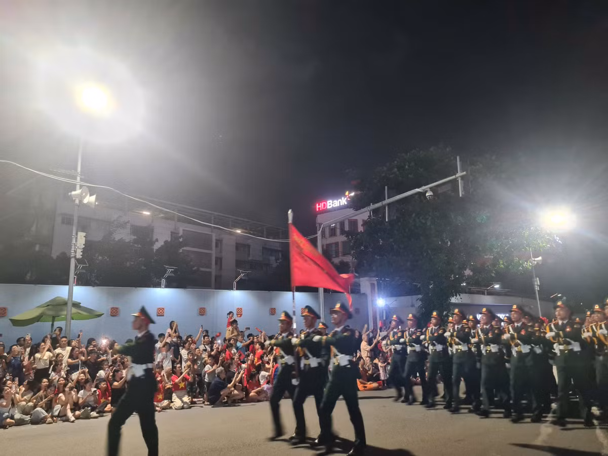 Ngay từ chiều tối người dân đã tập trung kín đợi xem diễu binh, diễu hành.