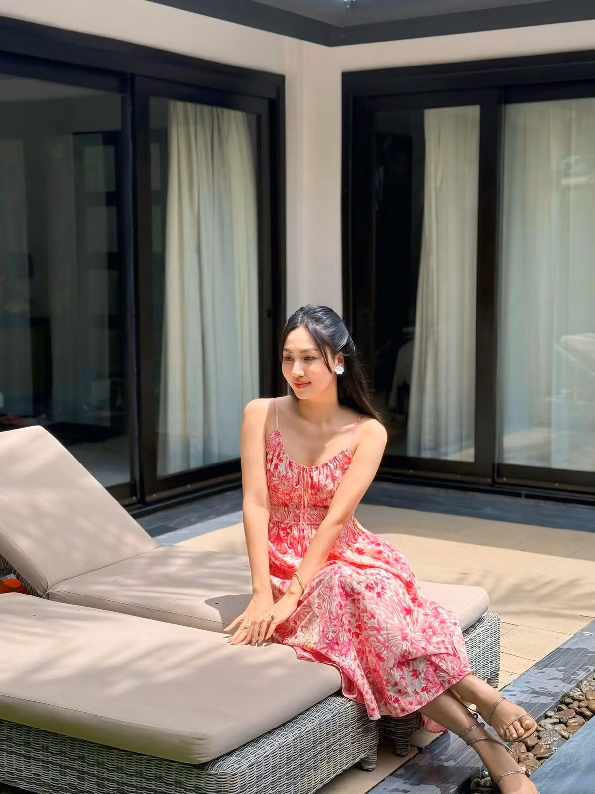 So với thời điểm vừa giành danh hiệu Á hậu 1 Hoa hậu Hoàn vũ Việt Nam 2015, cô hiện mang vẻ đẹp đằm thắm, quý phái của người phụ nữ trưởng thành.