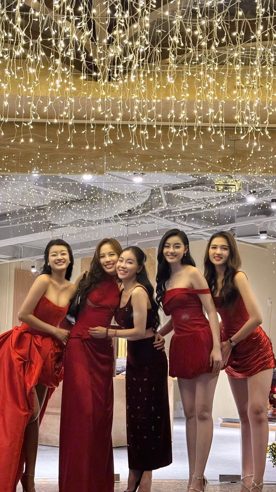 'Bà trùm hoa hậu' Phạm Kim Dung (giữa) cùng các mỹ nhân: Hoa hậu Yến Nhi, Á hậu Ngọc Hằng, Á hậu Phương Anh và Á hậu Thu Ngân dự tiệc Giáng sinh ở nhà Hoa hậu Kiều Anh. Ảnh: FB Phạm Kim Dung.