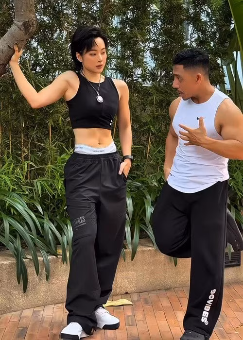Sau nhiều năm tập gym, Angela Phương Trinh sở hữu vòng eo con kiến, mông đùi nở nang, bờ vai rộng. Ảnh: Instagram Angela Phương Trinh.