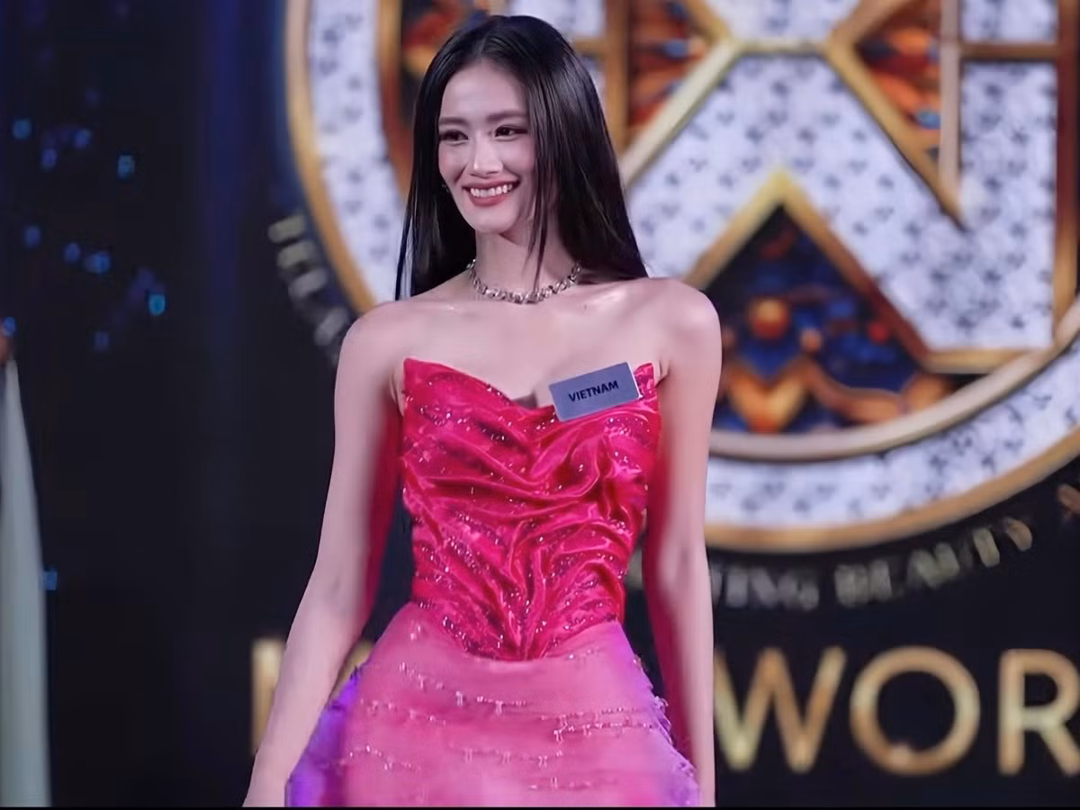 Với trang phục tự chọn, Ý Nhi diện thiết kế của NTK Thượng Gia Kỳ. Trang phục mang tông hồng chủ đạo, lấy cảm hứng từ vẻ đẹp của hoa sen Việt trên dòng nước óng ánh. Điểm nhấn là phần corset tạo hình những nếp gấp nghệ thuật độc đáo. Phần chân váy xẻ cao, khoe khéo đôi chân dài nuột nà. Ảnh: FB Ý Nhi.