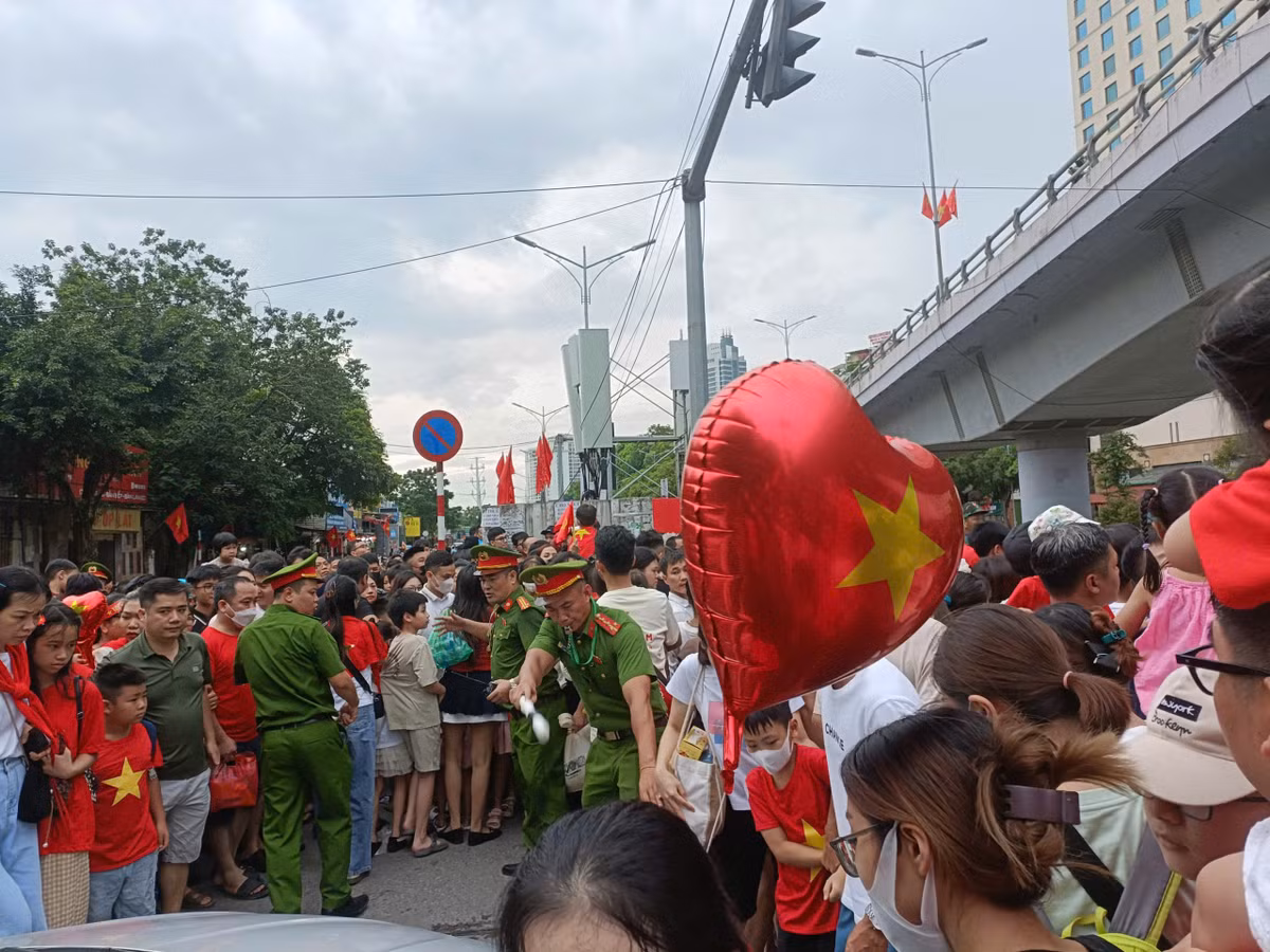 Lực lượng chức năng vất vả thực hiện nhiệm vụ.