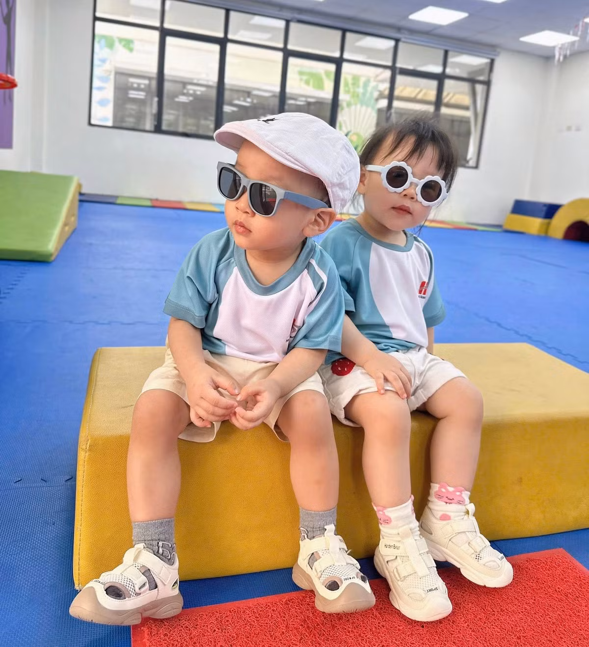 Hai con song sinh của Phương Oanh gây chú ý với vẻ ngoài kháu khỉnh, nhiều biểu cảm và năng lượng đúng lứa tuổi.