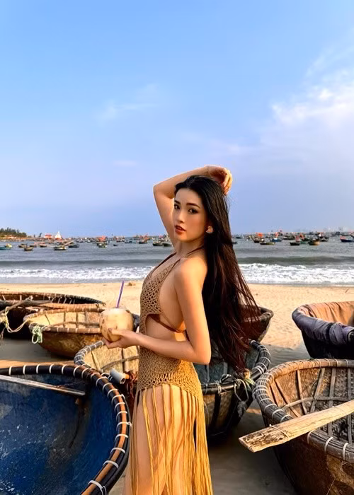 Cũng trong năm 2017, Diễm Nhi thi Hoa hậu Hoàn vũ Việt Nam. Cô quyết tâm giảm 15kg trong 2 tháng để kịp đi thi. Tuy nhiên, sau đó, Diễm Nhi bỏ thi. Ảnh: FB Diễm Nhi.