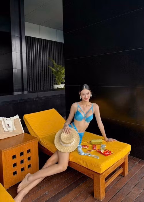 Từ Ấn Độ tham gia cuộc thi Miss World 2025- Hoa hậu Thế giới 2025, Hoa hậu Ý Nhi vừa khoe loạt ảnh bikini bên bể bơi.