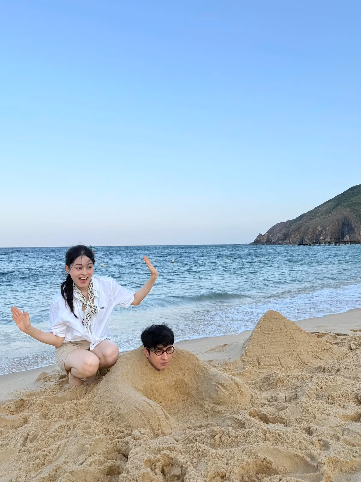 Bình An từng dí dỏm viết về Phương Nga: "Là người chủ của gia đình, tôi rất vui vì mỗi lần vợ phân vân điều gì đấy, cô ấy luôn hỏi ý kiến của tôi rồi sau đó mới đưa ra quyết định, quyết định còn lại!". Ảnh: FB Bình An.