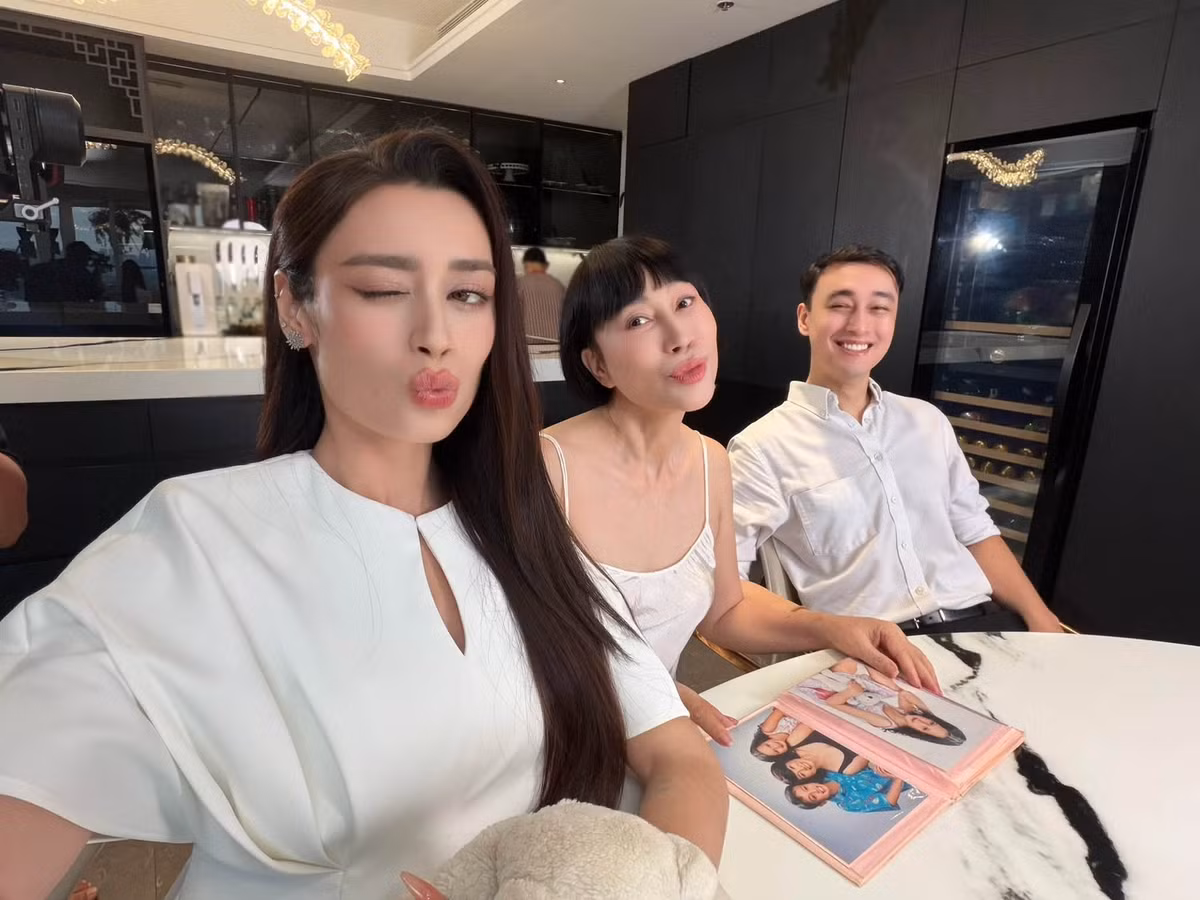 Emoura Phạm dành lời tri ân đến những người phụ nữ đã yêu thương, đồng hành và âm thầm tiếp thêm sức mạnh cho cô. Người đẹp đặc biệt cảm ơn mẹ vì luôn tin tưởng, ủng hộ và là chỗ dựa để cô yên tâm bước tiếp trên hành trình của mình. Ảnh: FB Emoura Phạm.