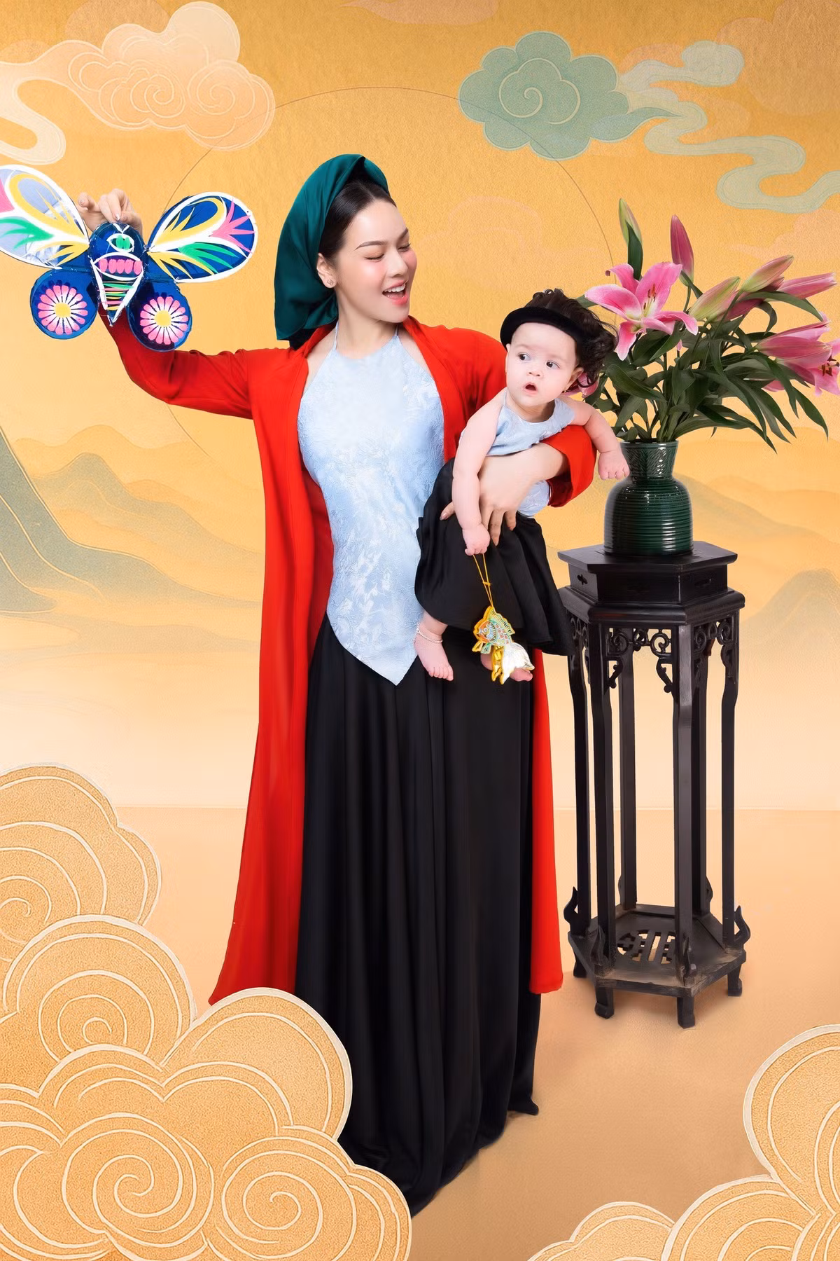 Con gái 9 tháng tuổi của Nhật Kim Anh đáng yêu, đón Trung thu sớm. "Trung thu này, con gái là "món quà" ngọt đậm vị nhất!", Nhật Kim Anh viết trên trang cá nhân.