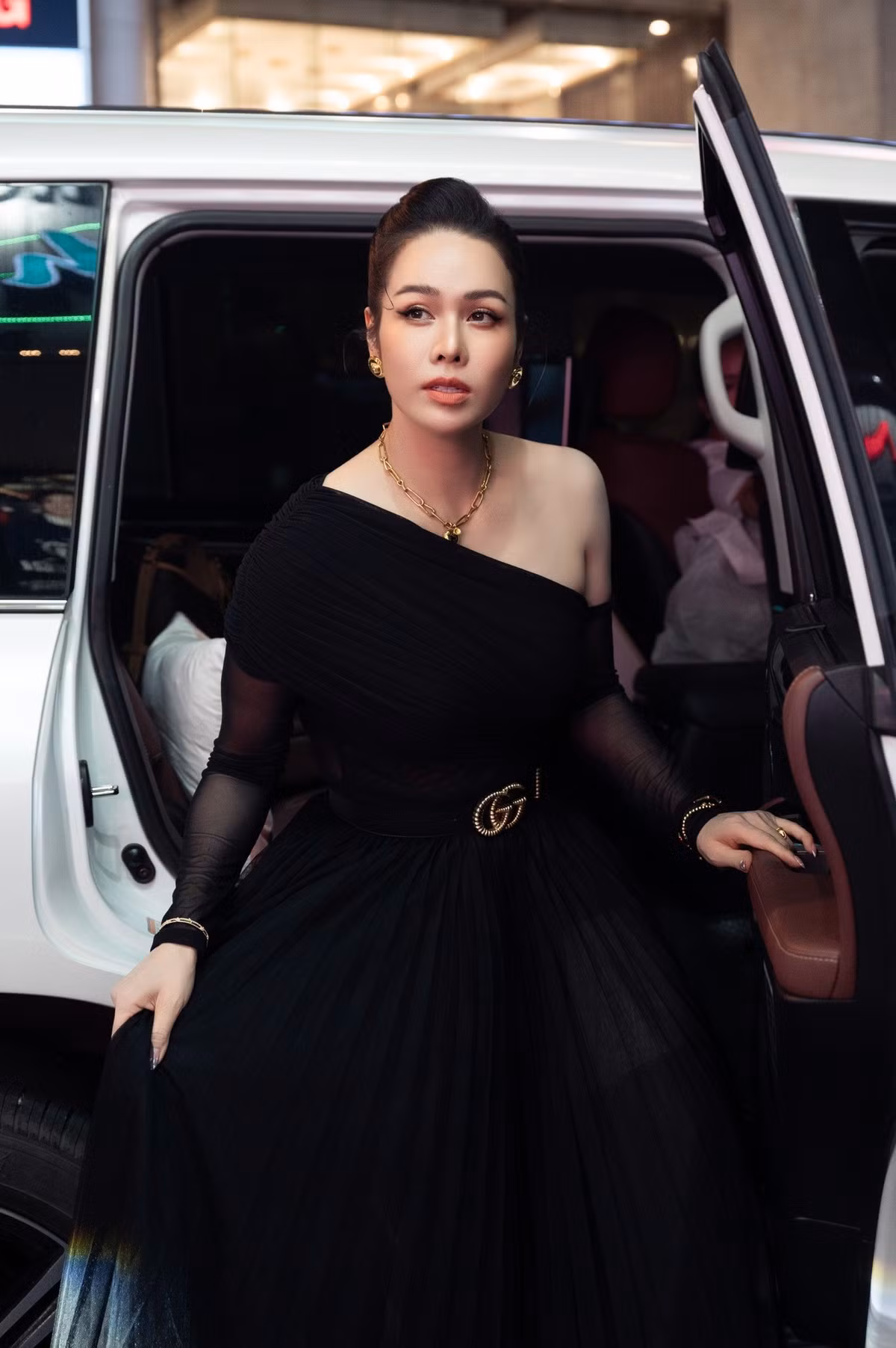 Nhật Kim Anh đi xe sang, mặc đồ hiệu trong nhiều sự kiện, chương trình.