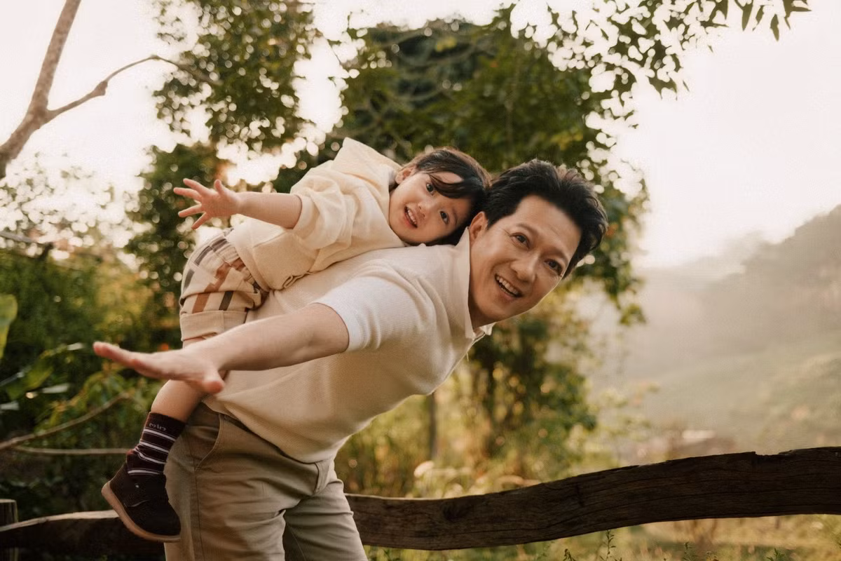 Anh không ngần ngại vào bếp nấu những món ngon cho vợ con hay tỉ mẩn chăm sóc từng góc vườn để các con có không gian vui chơi tốt nhất. Ảnh: FB Nhã Phương.