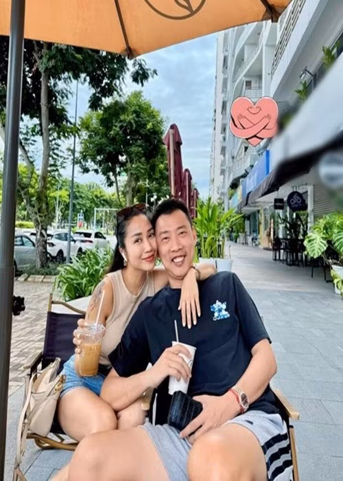 Cô tâm sự: “Có khi tôi có thể tự đi về được nhưng anh Trí luôn muốn ‘hộ tống’ vợ. Quãng đường đi từ sân khấu về nhà vào buổi tối, khi vợ chồng ngồi trên xe cùng nghe một bản nhạc hoặc cùng ăn một cái gì đó, chính là khoảng thời gian hẹn hò rất quý”. Ảnh: Người Đưa Tin.