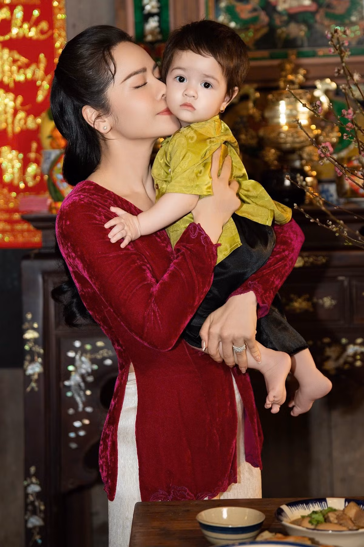 Ái nữ nhà Nhật Kim Anh được nhận xét ngày càng đáng yêu, bụ bẫm, mang nhiều nét dễ thương và nhận được nhiều lời khen từ khán giả.