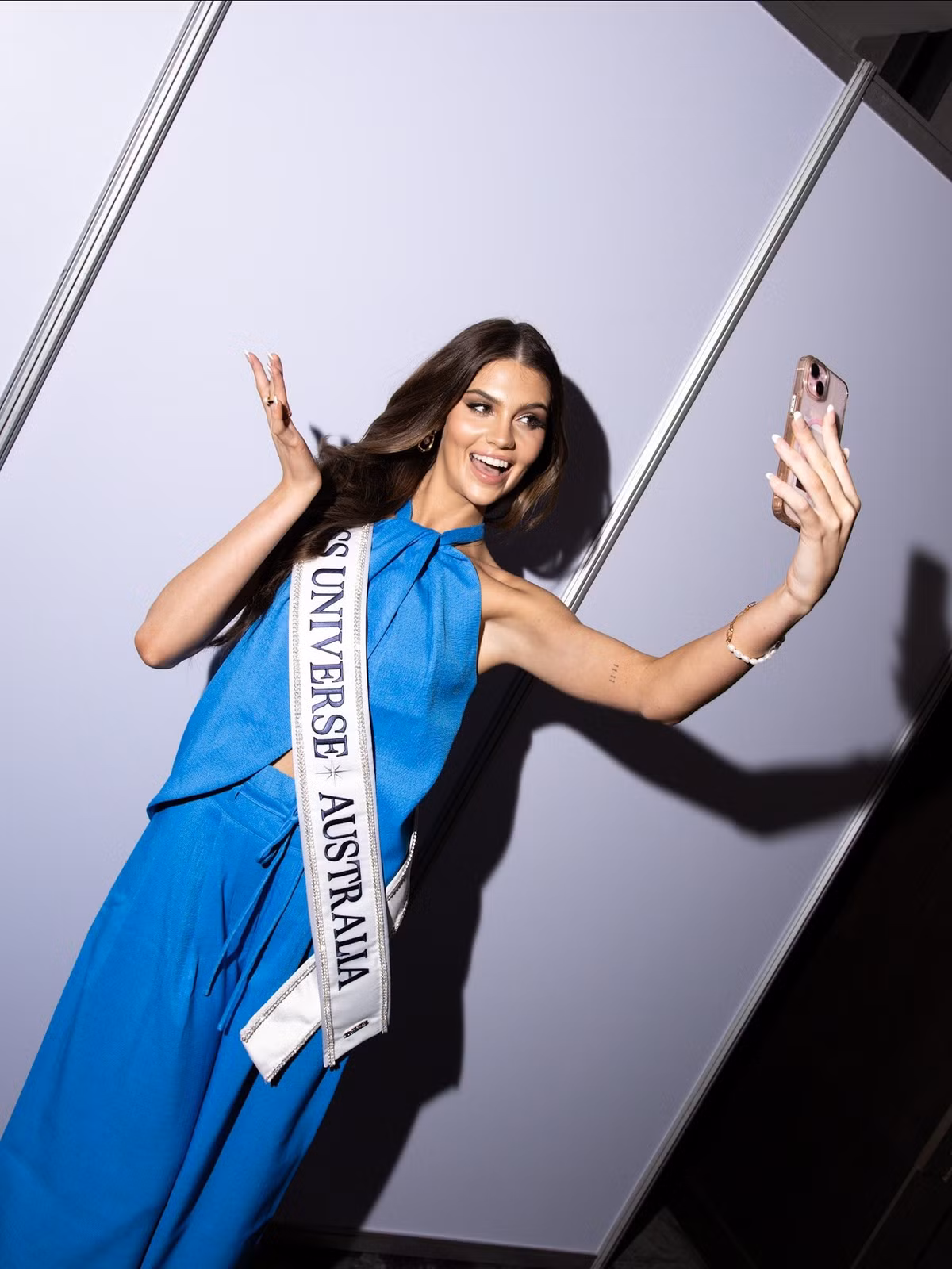 Mỹ nhân Úc chụp ảnh selfie trong ngày đầu nhập cuộc. Ảnh: Miss Universe.