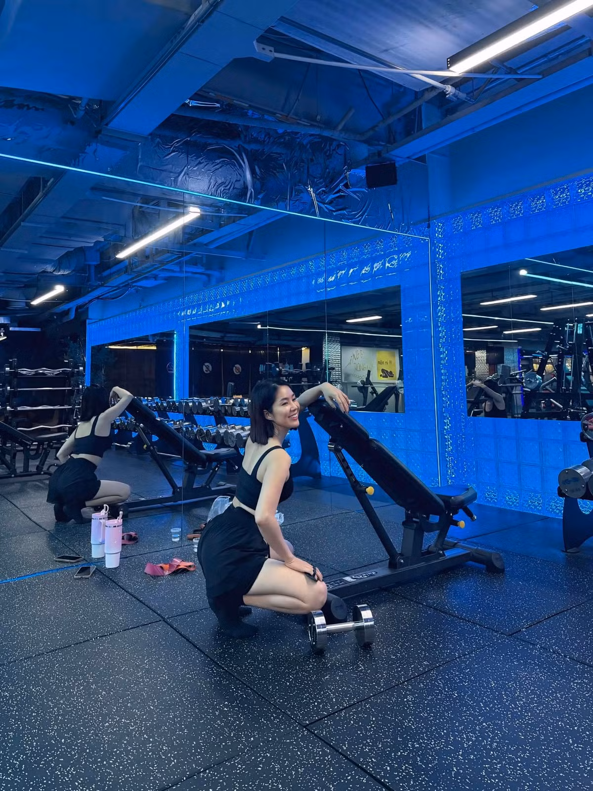 Trên trang cá nhân, Lê Phương đăng tải khoảnh khắc tập luyện trong phòng gym với trang phục tông đen ôm dáng. Nữ diễn viên hài hước viết: “Tập lai rai tới U60, mong mình ‘Đồng’ da ‘Sắc’”. Khi được một khán giả nhắc vui về cụm từ “đồng da sắt”, cô giải thích: “À, chị thích Lý Nhược Đồng nên mong U60 đẹp như chị Đồng; và da dẻ, sắc vóc vẫn sắc sảo, quyến rũ, chứ không phải sắt như câu thành ngữ”.