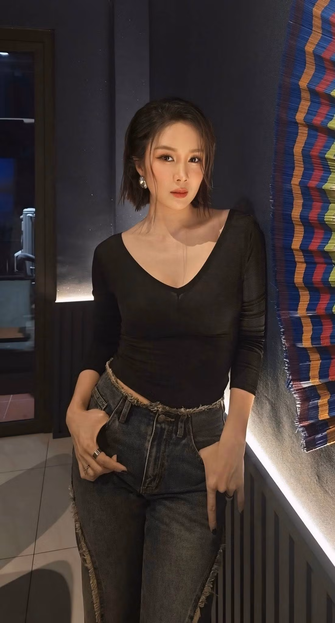 Nữ diễn viên thường chọn trang phục tối giản nhưng vẫn tôn vẻ gợi cảm như váy trễ vai, áo ôm dáng hay các thiết kế lụa mềm.