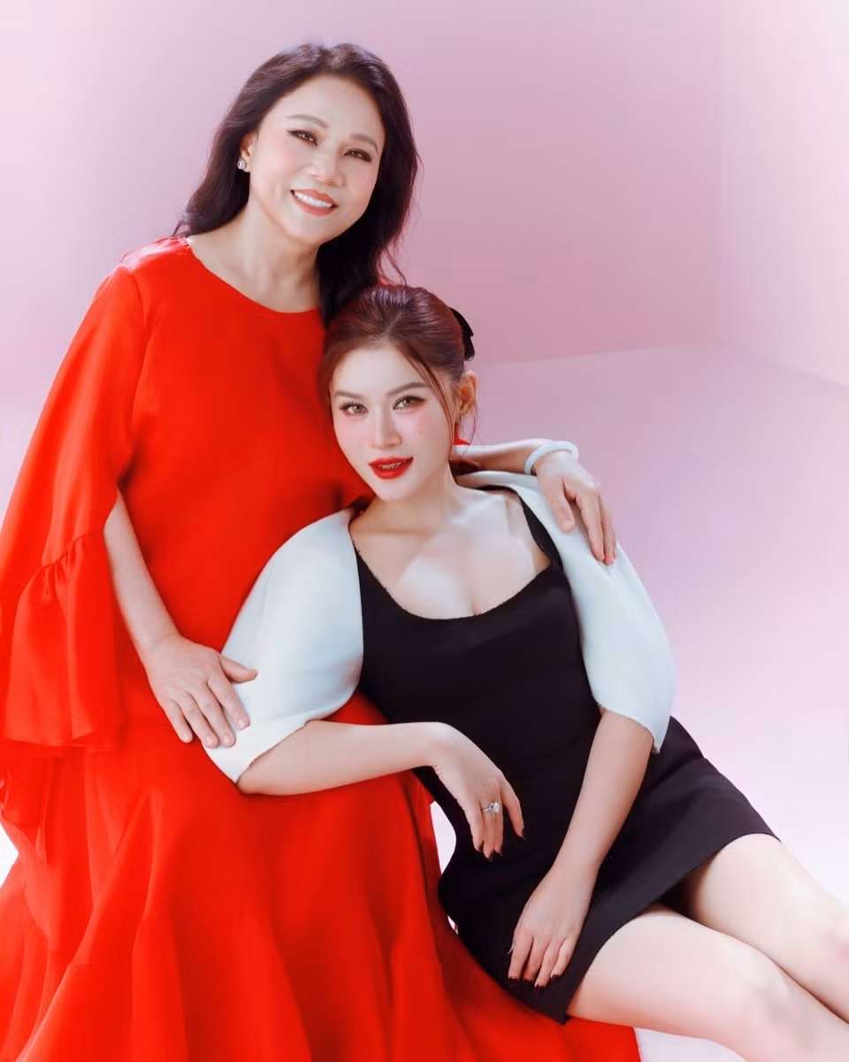 "Mẹ làm việc gì cũng hết mình nhưng vẫn giữ tinh thần tích cực, điều đó dạy tôi rằng trong công việc hay cuộc sống đều phải nỗ lực. Mẹ cũng dạy tôi cách tự học, thích gì sẽ biết cách tự tìm người dạy hoặc nguồn thông tin đáng tin cậy để tìm hiểu và học hỏi thêm", Ngọc Thanh Tâm chia sẻ thêm. Ảnh: FB Ngọc Thanh Tâm.