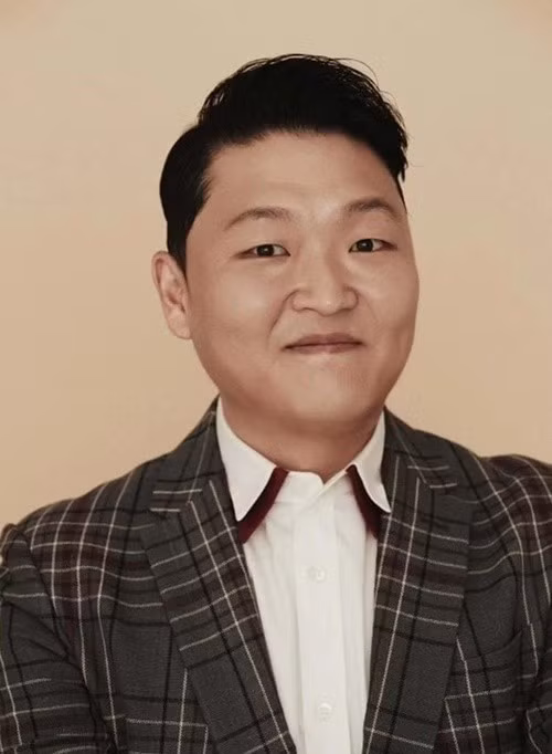 Psy học ngành kinh tế tại Đại học Boston, Mỹ vào năm 1996. Tuy nhiên, vì đam mê âm nhạc, anh bỏ dở chuyện học chỉ sau một năm. Năm 2000, nam ca sĩ bắt đầu sự nghiệp ca hát chuyên nghiệp. Ảnh: Znews.