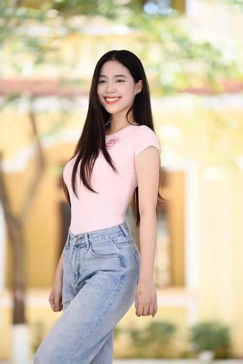 Á hậu Trần Ngọc Châu Anh có nét đẹp đậm chất Á Đông. Cô cao 1m70, có số đo ba vòng 86-60-90cm. Ảnh: FB Châu Anh.
