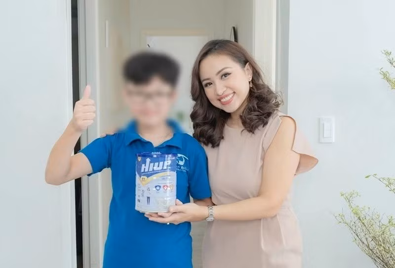 Khi vướng lùm xùm quảng cáo Hiup, Vân Hugo nhận lỗi khi cá nhân hóa trải nghiệm uống sữa Hiup của con trai và quảng cáo đến mọi người. Sau đó, cô bị phạt 70 triệu đồng. Ảnh: Tiền Phong.