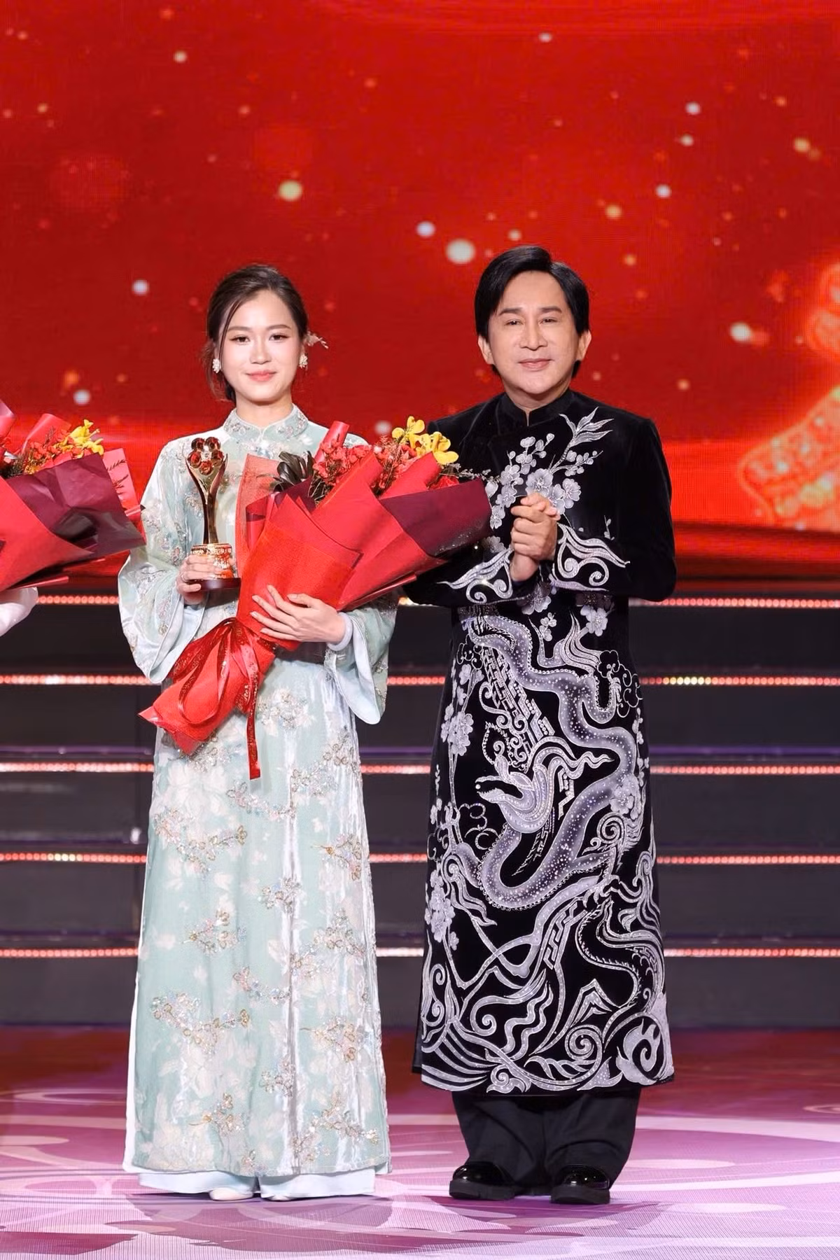 Lâm Vỹ Dạ đoạt giải Nữ diễn viên sân khấu được yêu thích nhất. Sau khi nhận giải, Lâm Vỹ Dạ gửi lời cảm ơn đến NSND Hồng Vân, người đã luôn tin tưởng, dìu dắt và cho nữ diễn viên cơ hội được quay trở lại sống hết mình với sân khấu. "Con xin cảm ơn đạo diễn NSƯT Lê Nguyên Đạt vì sự tận tâm, nghiêm khắc của thầy để Dạ có được cảm xúc cho vai diễn Bác sĩ Hoa trọn vẹn nhất", Lâm Vỹ Dạ viết. Ảnh: FB Lâm Vỹ Dạ.