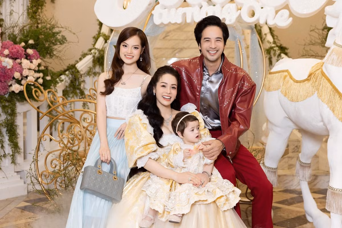 Đoàn Minh Tài – Sunny Đan Ngọc rạng rỡ khi tham dự tiệc sinh nhật con gái Nhật Kim Anh. Ảnh: FB Nhật Kim Anh.
