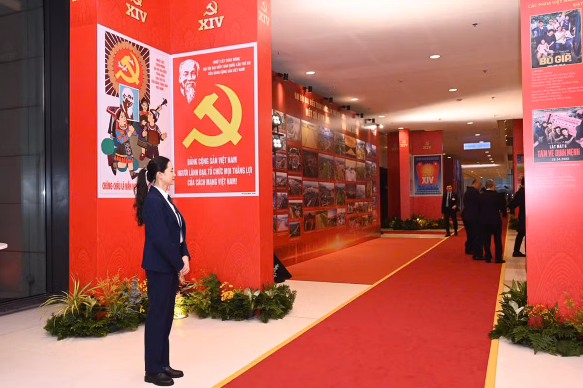 Khoác trên mình bộ vest nghiệp vụ lịch lãm, ít ai hình dung được rằng, phía sau vẻ ngoài trang nhã, chỉn chu, nghiêm túc ấy là những tháng ngày rèn luyện khắc nghiệt, từ võ thuật, bắn súng, chiến thuật bảo vệ yếu nhân, xử lý tình huống khủng bố, bắt cóc con tin... Ảnh: H.Đ