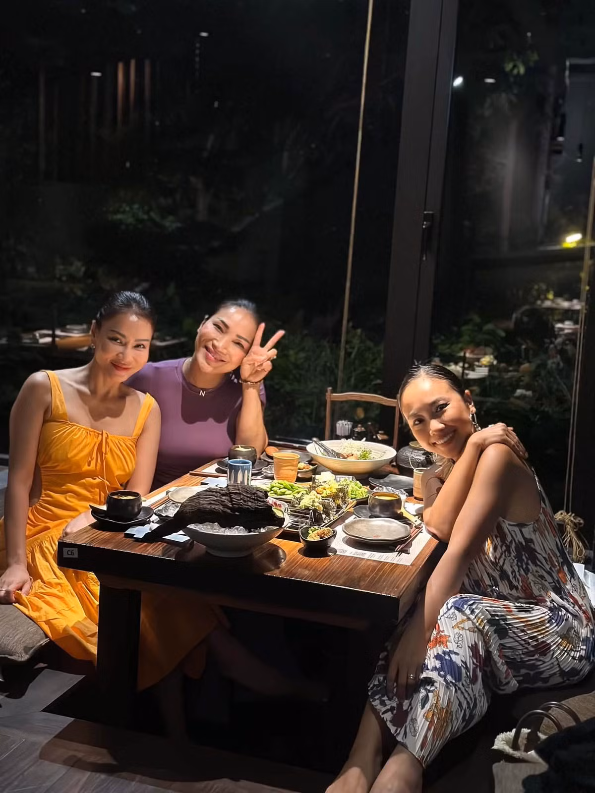 Sau nhiều năm, mỗi người đều có cuộc sống riêng, nhưng ba nữ ca sĩ vẫn có nhiều chuyện để chia sẻ khi gặp lại. Hồng Ngọc hài hước kể: “Ba đứa nói chuyện từ hồi xưa, hồi xửa, hồi xưa… cho đến chuyện ngay nảy ngày nay mà vẫn chưa hết chuyện”.