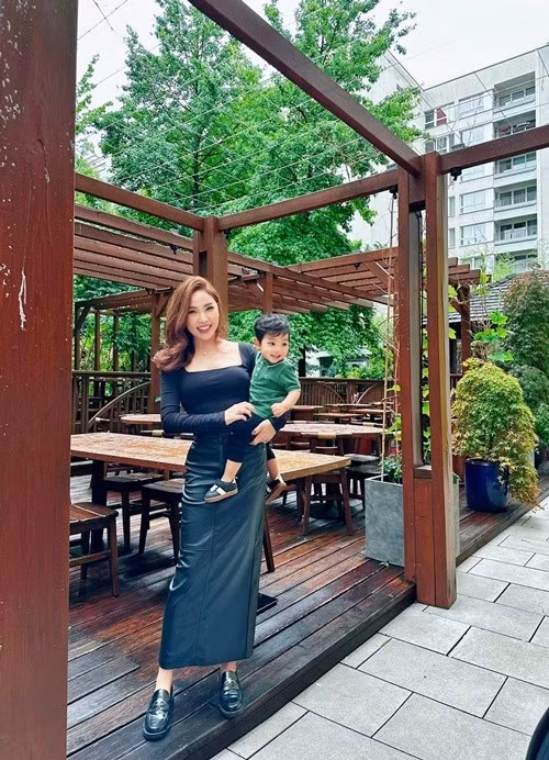 Nữ người mẫu cho biết, cô không vất vả khi làm mẹ bỉm sữa. Ảnh: FB Quỳnh Thư.