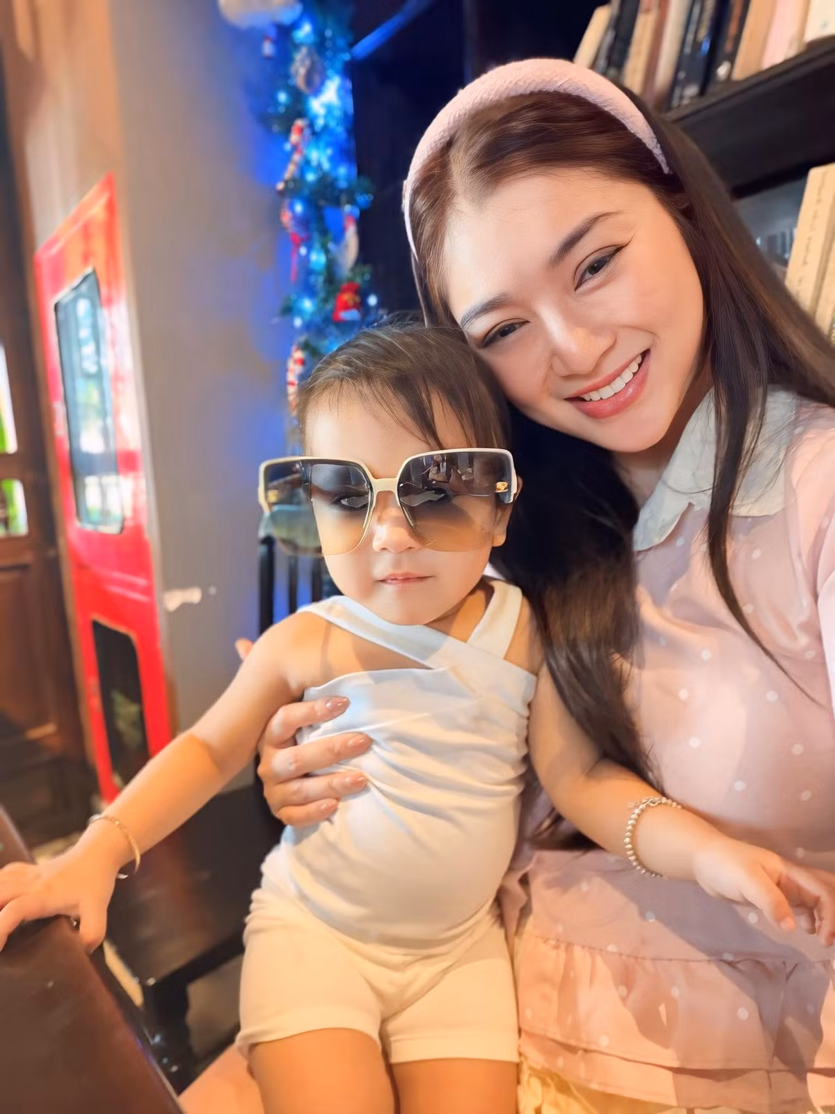 Con gái của Thanh Trúc càng lớn càng đáng yêu, được xem là bản sao nhí của Châu Khải Phong.