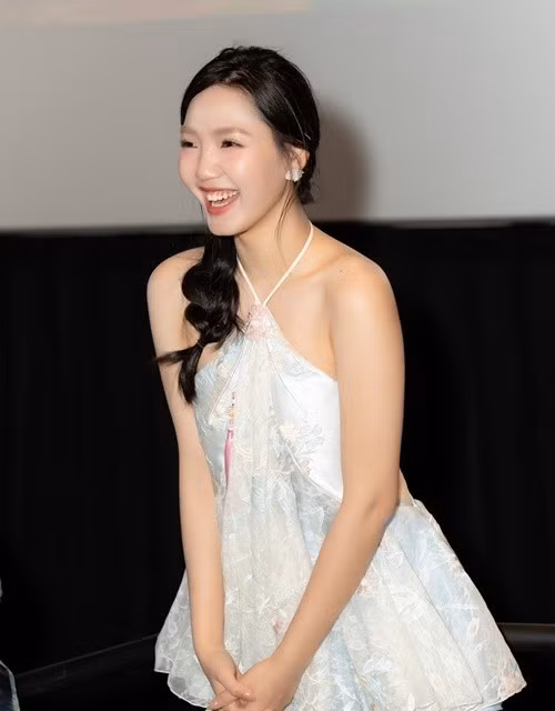 Đoàn Minh Anh cũng dành lời cảm ơn tới đội ngũ sản xuất, diễn viên, ê-kíp hậu trường và báo chí vì đã góp phần đưa bộ phim đến gần hơn với khán giả.