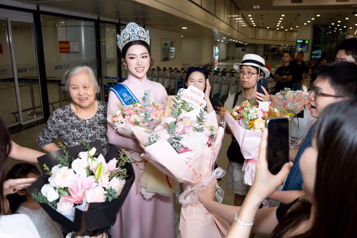 Trước giây phút đoàn tụ, Phan Phương Oanh không giấu được xúc động. Cô cho biết mình đã bật khóc ngay từ lúc trên máy bay vì chờ đợi khoảnh khắc này suốt nhiều tuần qua. Lần gần nhất cô gặp gia đình là trong đêm chung kết vào cuối tháng ba, trước khi bước vào guồng quay công việc gần như kín lịch từ sáng đến tối.