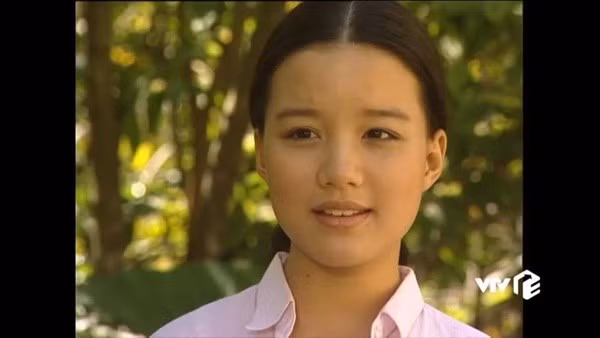 Minh Trang xuất hiện trong “Phía trước là bầu trời” khi mới 14 tuổi, vào vai em gái của Thương (Thu Nga). Dù chỉ góp mặt trong một số phân cảnh, cô gây chú ý với vẻ ngoài ngây thơ, trong trẻo. Ảnh: Gia Đình Xã Hội.