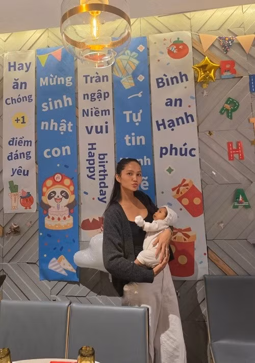 H'hen Niê trải lòng: "​Thích nghi với nhiều giấc ngủ ngắn, chập chờn cả ngày lẫn đêm cùng con, Thích nghi với các bữa ăn vì con, miễn sao lợi sữa, thơm sữa, đành tạm thời cất tủ các món ăn yêu thích có vị chua, cay". Ảnh: FB H'hen Niê.
