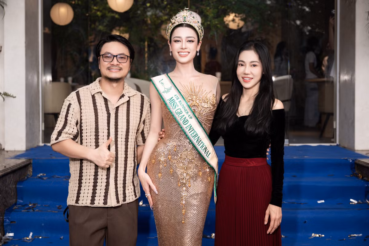 Emoura Phạm chụp ảnh cùng CEO Phạm Kim Dung và đạo diễn Hoàng Nhật Nam tại sự kiện. Cả hai đã đồng hành cùng người đẹp trong hành trình chuẩn bị và tham gia đấu trường nhan sắc quốc tế.