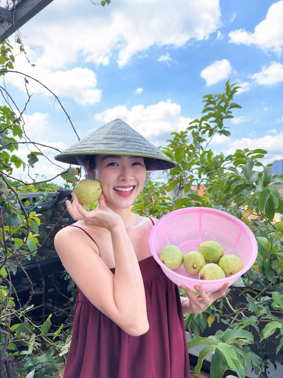 Ngay cả trong những khoảnh khắc giản dị như lúc làm vườn, nữ diễn viên vẫn toát lên sức sống căng tràn và vẻ đẹp tự nhiên khó rời mắt.