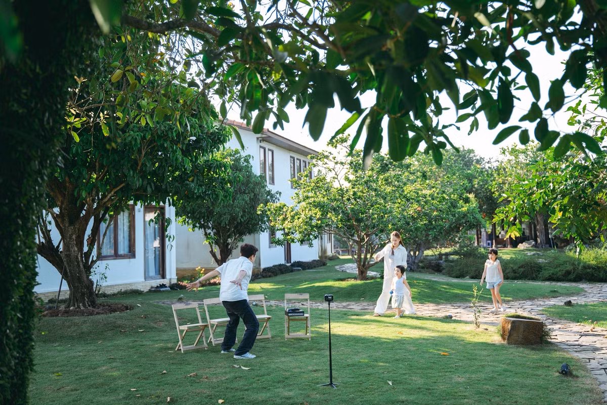 Trong làng giải trí Việt, vợ chồng Trường Giang – Nhã Phương luôn nhận được sự ngưỡng mộ bởi sự gắn kết và cách họ gìn giữ lửa hôn nhân. Mới đây, nam danh hài đã chia sẻ những khoảnh khắc ấm áp bên vợ con kèm dòng trạng thái đầy chiêm nghiệm: "Một ngày bình thường ở Nhà trọ Destiny, vậy thôi đó mà cảm thấy không gì hạnh phúc bằng". Ảnh: FB Trường Giang.