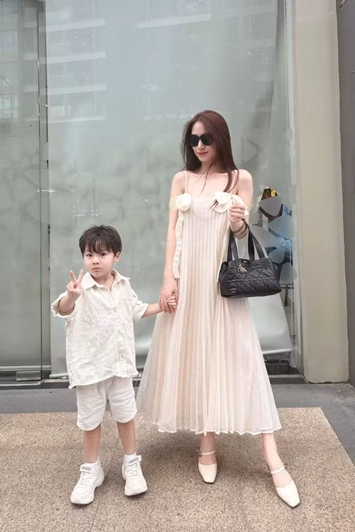 Mới đây, nhiều bạn bè, đồng nghiệp đã gửi lời chúc mừng khi Hòa Minzy tìm được bến đỗ bình yên sau thời gian cô làm mẹ đơn thân.