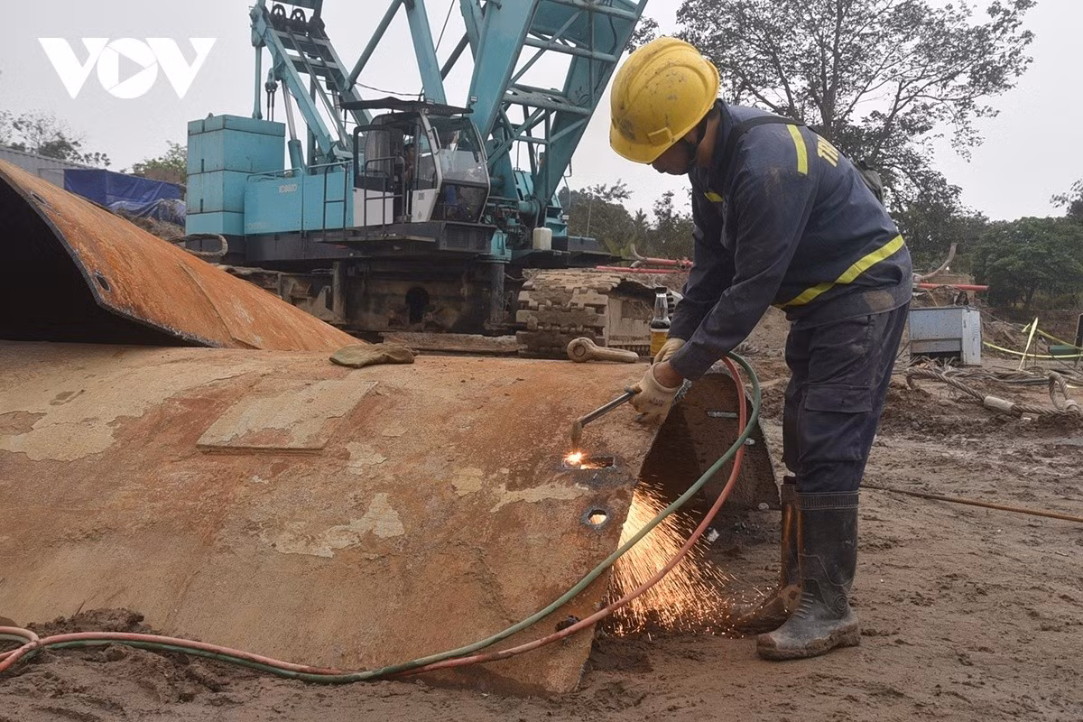 Các tổ thợ hàn miệt mài gia công, liên kết thép.