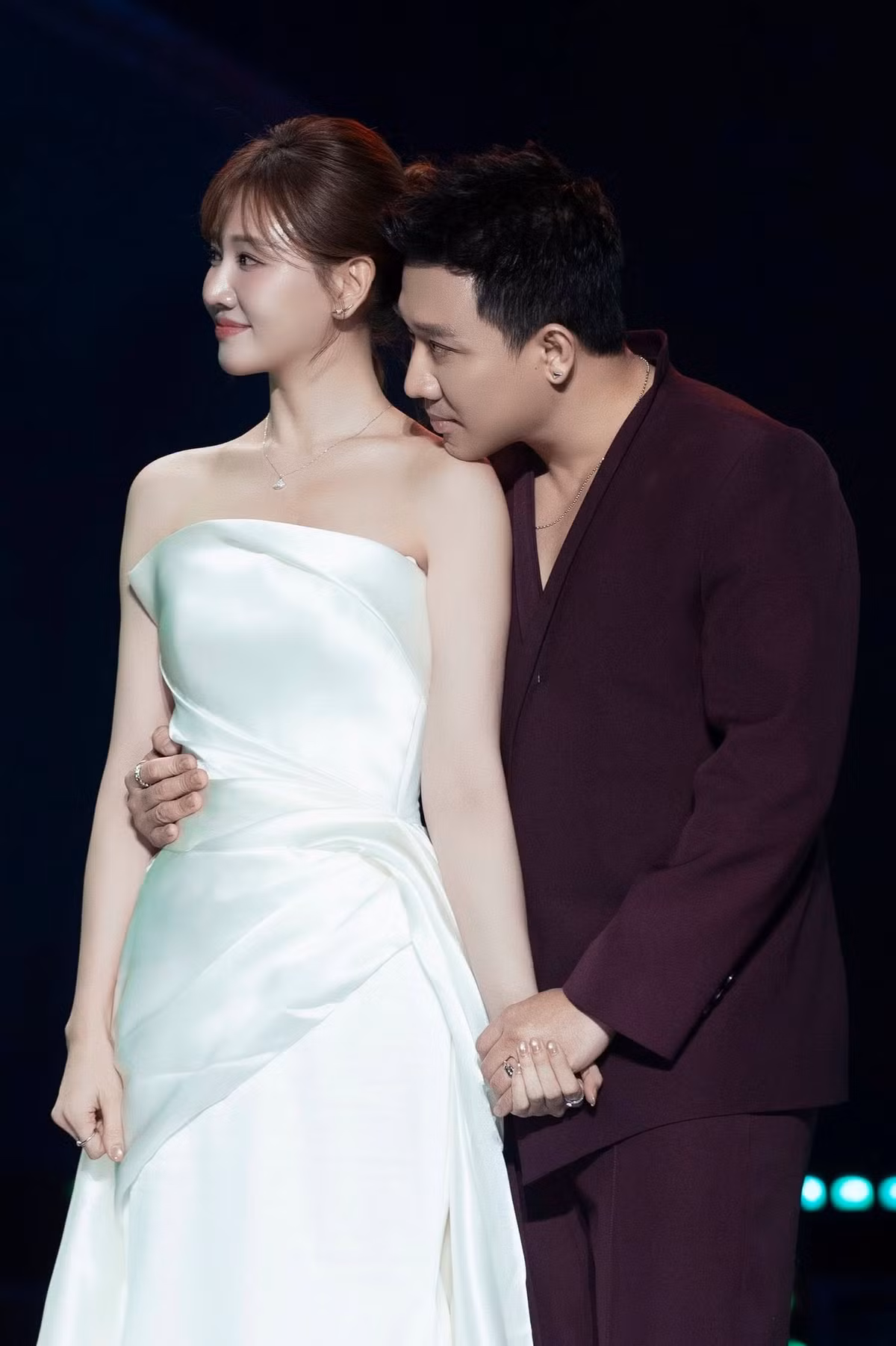 Hari Won thường lựa chọn phong cách trang điểm nhẹ nhàng, tôn đường nét gương mặt. Trấn Thành từng cho biết, Hari Won luôn được khen ngày càng trẻ trung. Nam MC cho rằng việc được yêu thương mỗi ngày giúp bà xã luôn rạng rỡ. Ảnh: FB Hari Won.