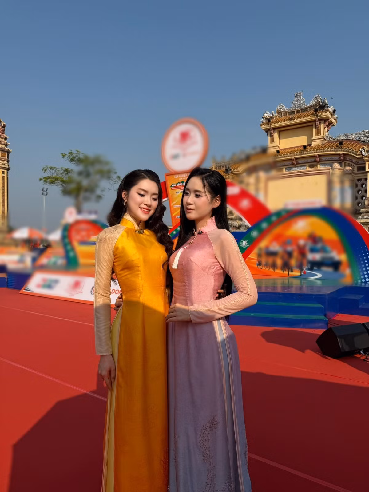Đằng sau ánh hào quang và những giây phút thi đấu trên sân khấu, Phương Oanh và Tâm Như đã xây dựng một tình bạn bền chặt suốt hành trình dự thi. Ảnh: FB Phương Oanh.