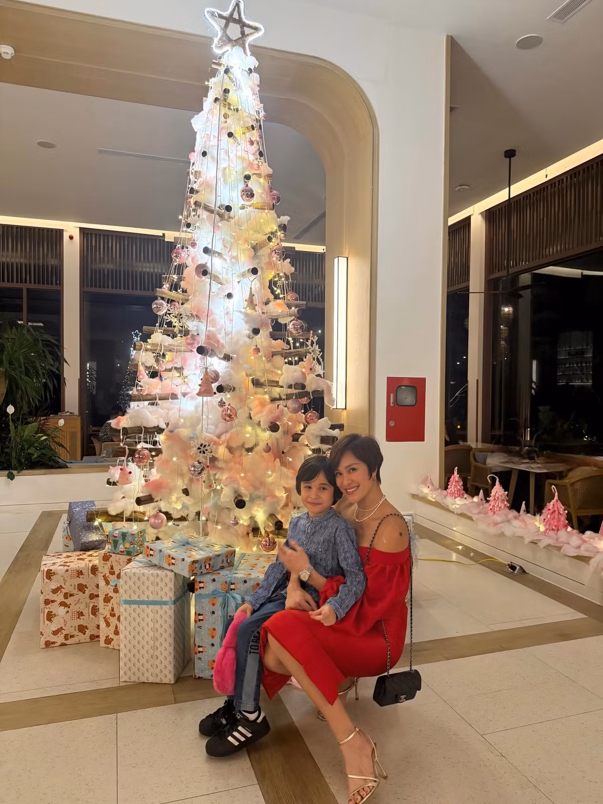 Dù bận rộn công việc, Phương Mai cố gắng giữ vai trò người bạn đồng hành của con, vừa nghiêm khắc đúng lúc, vừa mềm mỏng khi cần.