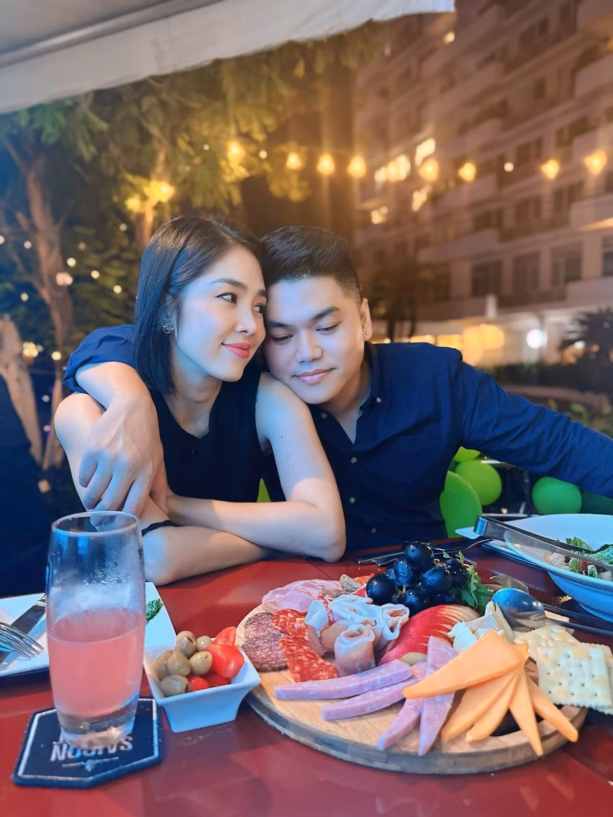 Lê Phương và Trung Kiên vẫn dành cho nhau nhiều cử chỉ tình tứ dù gần 10 năm gắn bó. Ảnh: FB Trung Kiên.