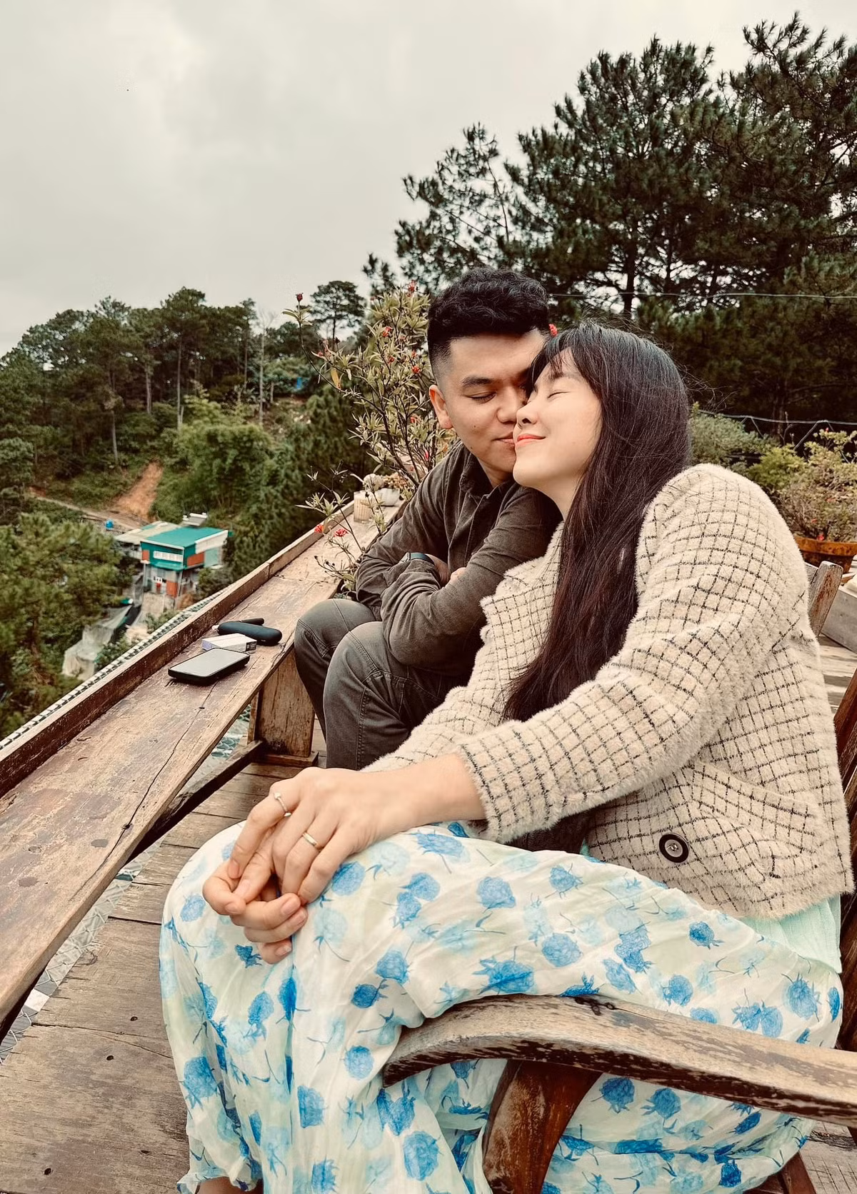 "Đây là chuyến đi đã mong đợi từ lâu. Được cùng người sinh ra mình và người mình sinh ra vui chơi khắp nơi.. là diễm phúc, là điều đẹp nhất trong đời! Cảm ơn ba Kiên đã tài trợ cho chuyến đi này! Hội nghỉ hưu và đội nghỉ hè đã có một mùa hè tuyệt vời bên hội nghỉ mệt", Lê Phương chia sẻ. Ảnh: FB Trung Kiên.